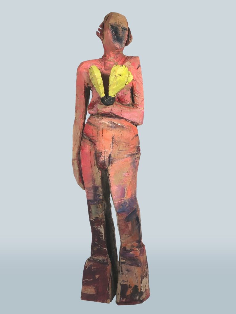 Skulptur Davina Holzskulptur einer Frau in Rosa mit gelbem Schmetterling, Titel ‚Davina‘.